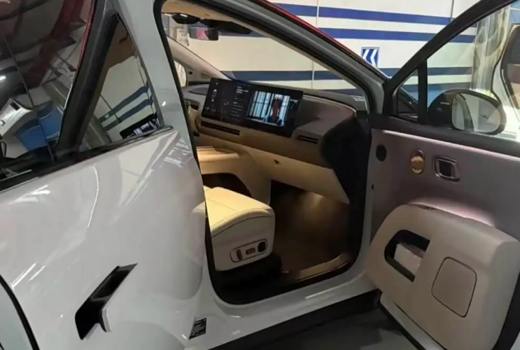 Li Auto i8: рассекречен интерьер нового флагмана бренда  Li Auto i8