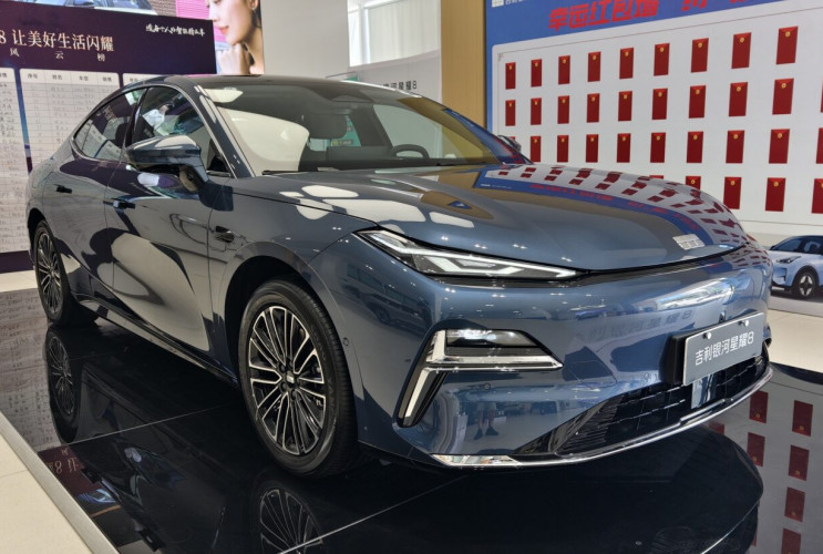 Geely Galaxy Starshine 8 PHEV: флагманский гибрид с акцентом на технологии и дальность хода  Galaxy Starshine 8