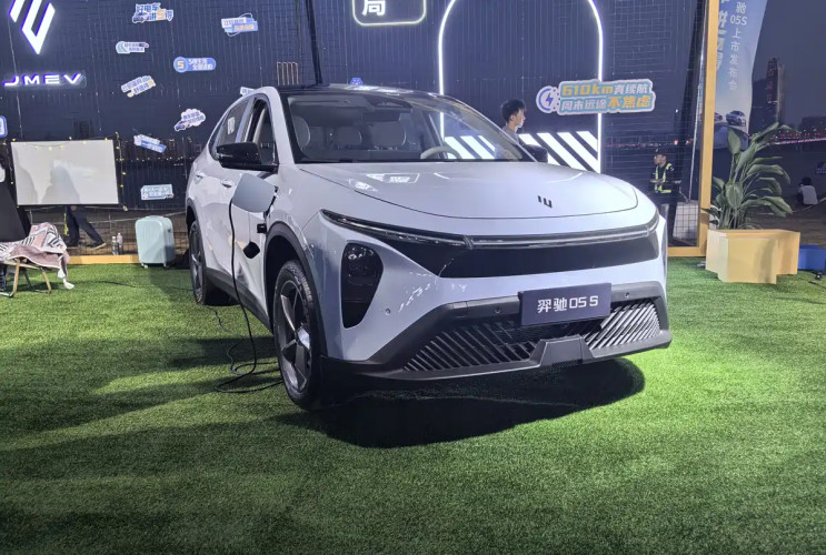 Начаты продажи электрического кроссовера JMC YiChi 05S  Jiangling Motors YiChi 05S