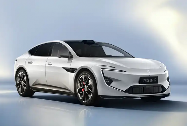 Обновлённый Avatr 12 выходит на рынок с трёхмоторной силовой установкой  Avatr 12