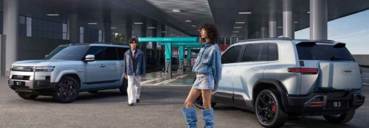 BYD Seal вызвал хаос на дороге: водитель покинул салон за мгновения до его обрушения в Гонконге